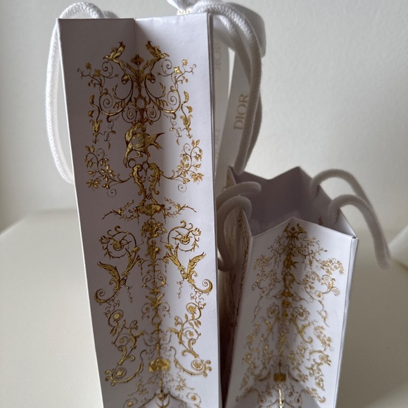 Christian Dior Holiday Printed Shopping Bags with Ribbon & Printed Tissue Paper - Picture 11 of 12